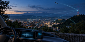 Slika prikazuje radijski oddajnik, satelit ter prikaz poslušanja v avtomobilu in na telefonu, kar ponazarja različne poti prenosa radia in razvoj radijskih storitev v prihodnjem desetletju.
